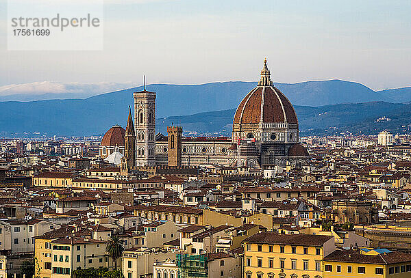 Italien  Toskana  Florenz  historische Altstadt und Arno-Fluss am Abend