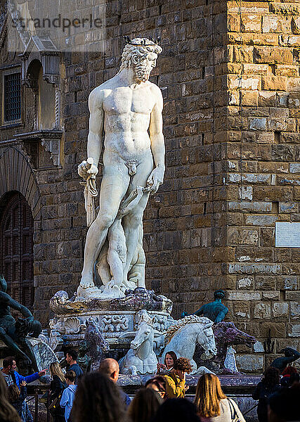 Italien  Florenz  Der Neptunbrunnen auf der Piazza della Signoria vor dem Palazzo Vecchio