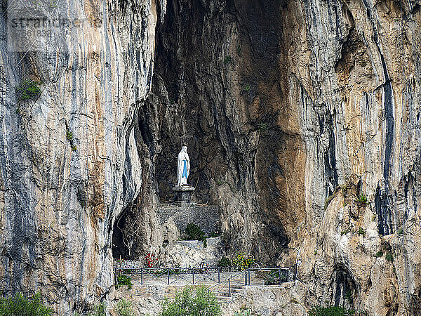 Italien  Kalabrien  Nationalpark Pollino  Höhle Unserer Lieben Frau von Lourdes in Orsomarso