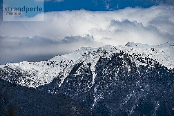 Schnee und Wolken über einem Berg im Val di Comino  Latium  Italien