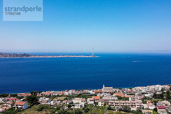Italien  Kalabrien  Villa San Giovanni  Blick auf die Meerenge von Messina