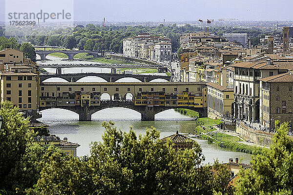 Italien  Toskana  Florenz  Fluss Arno  Stadtbild von Ponte Vecchio