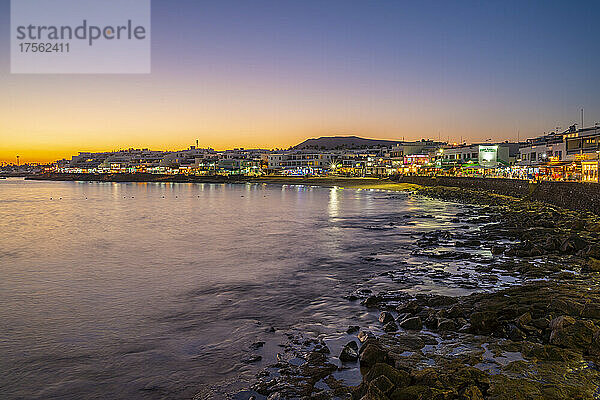 Blick auf Strand  Cafés und Bars in der Abenddämmerung  Playa Blanca  Lanzarote  Kanarische Inseln  Spanien  Atlantik  Europa