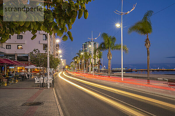 Blick auf Lichterketten entlang der Promenade in der Abenddämmerung  Arrecife  Lanzarote  Kanarische Inseln  Spanien  Atlantik  Europa