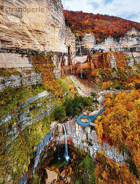 Okatse-Wasserfall im Herbst in Kutaisi  Imereti  Georgien (Sakartvelo)  Zentralasien  Asien