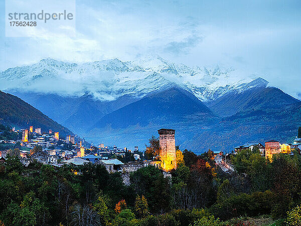 Blick auf die typischen Svaneti-Türme zur blauen Stunde in Mestia  Samegrelo-Oberes Svaneti  Georgien (Sakartvelo)  Zentralasien  Asien