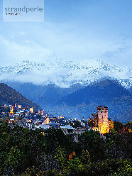 Blick auf die typischen Svaneti-Türme zur blauen Stunde in Mestia  Samegrelo-Oberes Svaneti  Georgien (Sakartvelo)  Zentralasien  Asien