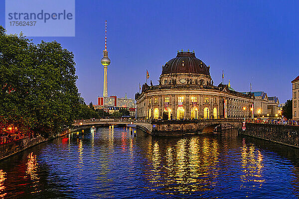 Bode-Museum bei Nacht  Museumsinsel  UNESCO-Welterbe  Berlin Mitte  Berlin  Deutschland  Europa