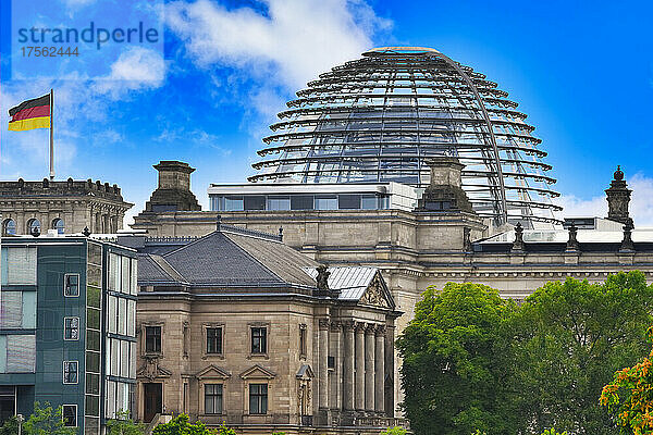 Reichstagsgebäude mit dem Deutschen Bundestag  Regierungsviertel  Tiergarten  Berlin  Deutschland  Europa