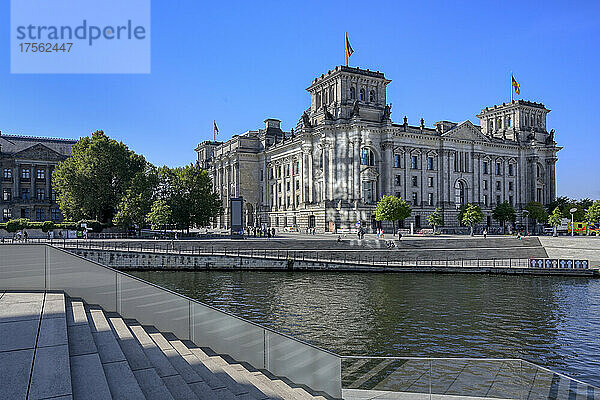 Reichstagsgebäude  in dem der Bundestag untergebracht ist  entlang der Spree  Regierungsviertel  Tiergarten  Berlin  Deutschland  Europa