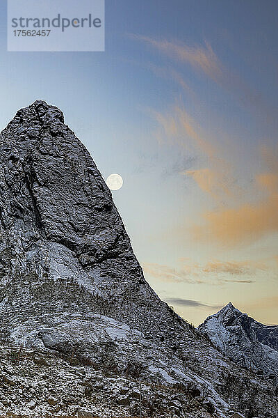 Vollmond über dem Felsgipfel des Berges Navaron  Reine  Landkreis Nordland  Lofoten  Norwegen  Skandinavien  Europa