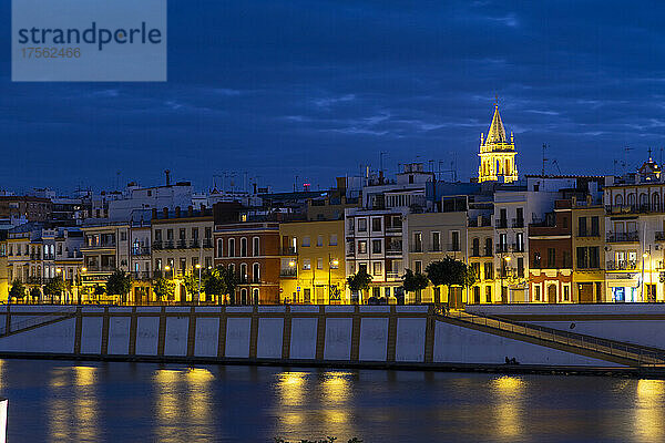 Blick auf das Hafenviertel von Sevilla bei Nacht  Andalusien  Spanien  Europa