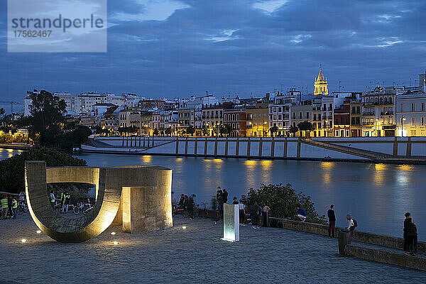 Blick auf das nächtliche Sevilla  entlang des Rio Guadalquivir  Sevilla  Andalusien  Spanien  Europa
