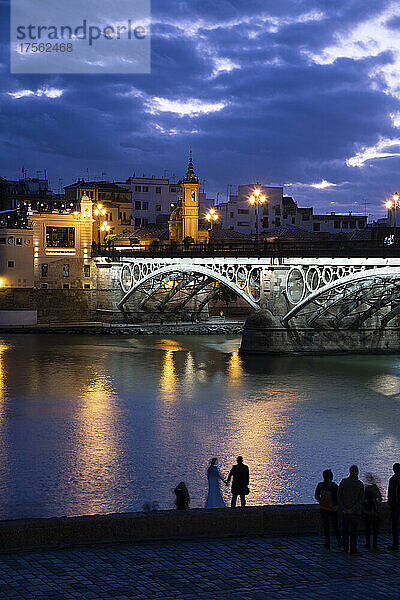 Die Triana-Brücke (Puente de Triana) (Puente de Isabelle II) in Sevilla in der Dämmerung  Sevilla  Andalusien  Spanien  Europa