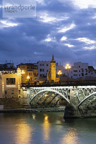 Die Triana-Brücke (Puente de Triana) (Puente de Isabelle II) in der Dämmerung  Sevilla  Andalusien Spanien  Europa