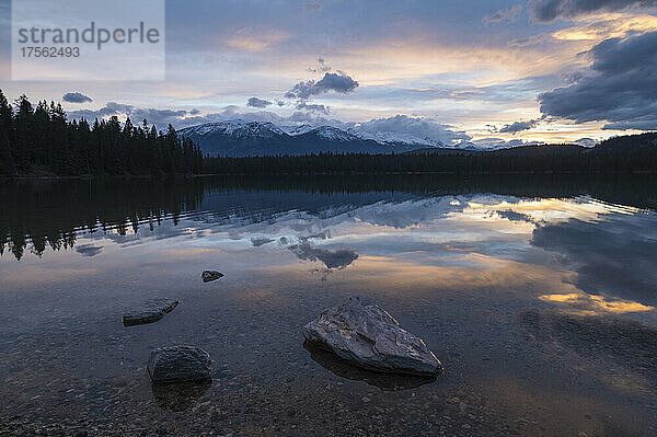 Sonnenuntergang am Annette Lake  Jasper National Park  UNESCO Weltkulturerbe  Alberta  Kanadische Rockies  Kanada  Nordamerika