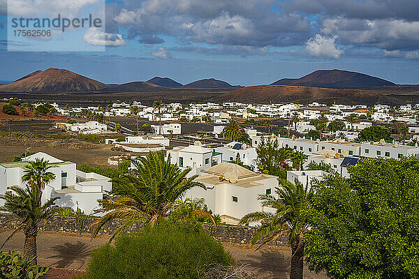 Blick auf die Stadt von einer erhöhten Position mit Bergkulisse  Yaisa  Lanzarote  Kanarische Inseln  Spanien  Atlantik  Europa