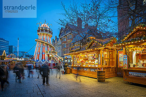 Blick auf die Stände des Weihnachtsmarktes auf dem Old Market Square  Nottingham  Nottinghamshire  England  Vereinigtes Königreich  Europa