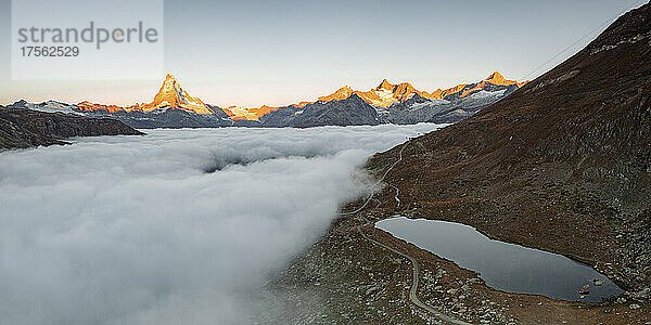 Matterhorn  Dent Blanche  Wellenkuppe und Zinalrothorn im Nebel vom Stellisee aus  Zermatt  Kanton Wallis  Schweizer Alpen  Schweiz  Europa