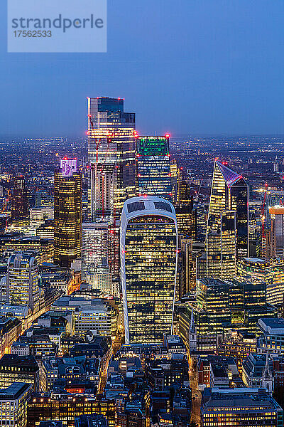 City of London Wolkenkratzer in der Abenddämmerung  einschließlich Walkie Talkie Gebäude  von oben  London  England  Vereinigtes Königreich  Europa