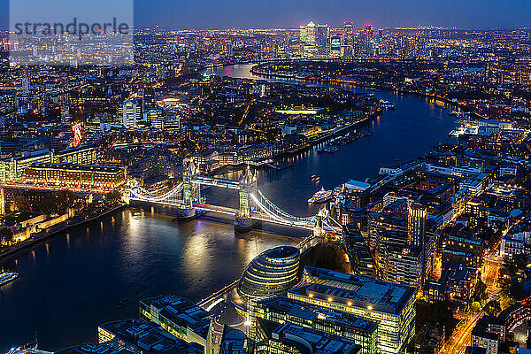 Themse  Tower Bridge und Canary Wharf von oben in der Abenddämmerung  London  England  Vereinigtes Königreich  Europa