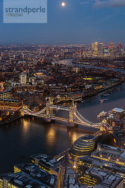 Themse  Tower Bridge und Canary Wharf von oben in der Abenddämmerung mit Mond  London  England  Vereinigtes Königreich  Europa