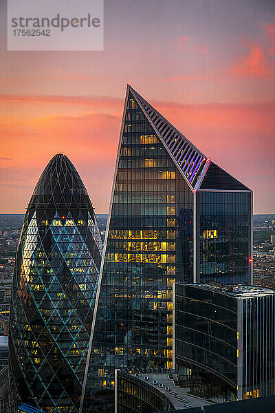 Die Gebäude Gherkin und Scalpel in der Londoner City in der Abenddämmerung  London  England  Vereinigtes Königreich  Europa