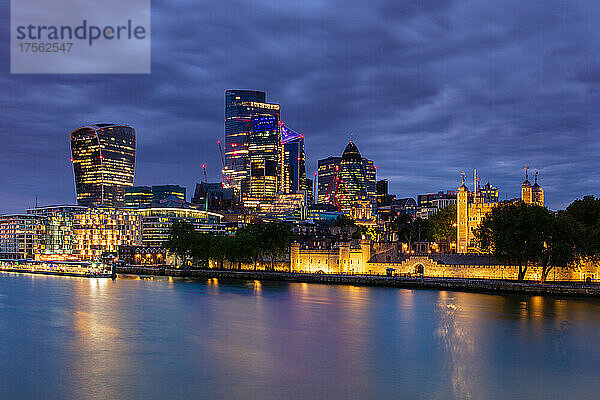 City of London Wolkenkratzer einschließlich Walkie Talkie Gebäude und Tower of London in der Abenddämmerung  London  England  Vereinigtes Königreich  Europa