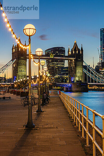 Blick auf die Tower Bridge und die City of London bei Sonnenuntergang  von der Themse aus  London  England  Vereinigtes Königreich  Europa