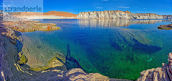 Das smaragdblaue Wasser des Lake Powell nördlich des Glen Canyon Damms in einem Gebiet namens The Chains  in der Nähe von Page  Arizona  Vereinigte Staaten von Amerika  Nordamerika