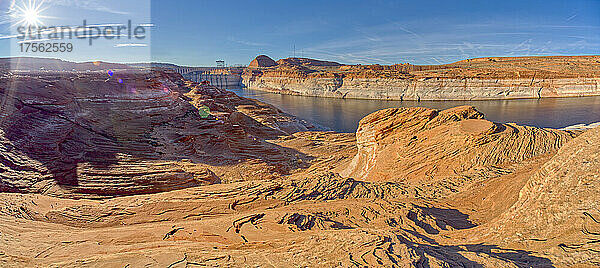 Weitwinkelansicht des Glen-Canyon-Staudamms vom gewellten Sandstein-Tafelberg in einem Gebiet namens Chains  Arizona  Vereinigte Staaten von Amerika  Nordamerika