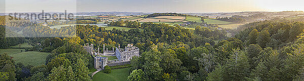 Luftaufnahme von Berry Pomeroy Castle in der Morgendämmerung  Devon  England  Vereinigtes Königreich  Europa