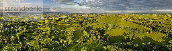 Luftbildpanorama von Glastonbury Tor und der umliegenden hügeligen Landschaft  Somerset  England  Vereinigtes Königreich  Europa