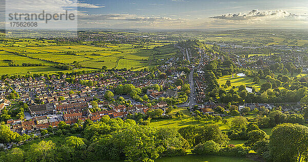 Luftaufnahme von Glastonbury an einem sonnigen Sommerabend  Somerset  England  Vereinigtes Königreich  Europa