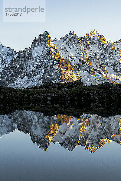 Felsgipfel der Aiguilles de Chamonix spiegeln sich im Lacs des Cheserys bei Sonnenuntergang  Mont-Blanc-Massiv  Haute Savoie  Französische Alpen  Frankreich  Europa