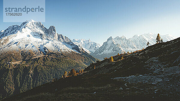 Herbstnebel über Aiguille Verte  Dent du Geant  Aiguilles du Chamonix und Mont Blanc mit Schnee bedeckt  Haute Savoie  Französische Alpen  Frankreich  Europa