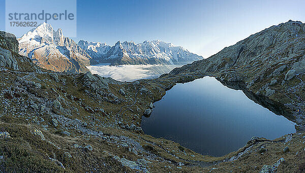 Mont Blanc  Grandes Jorasses  Aiguille Verte majestätische Gipfel Blick von den unberührten Lacs de Cheserys  Haute Savoie  Französische Alpen  Frankreich  Europa