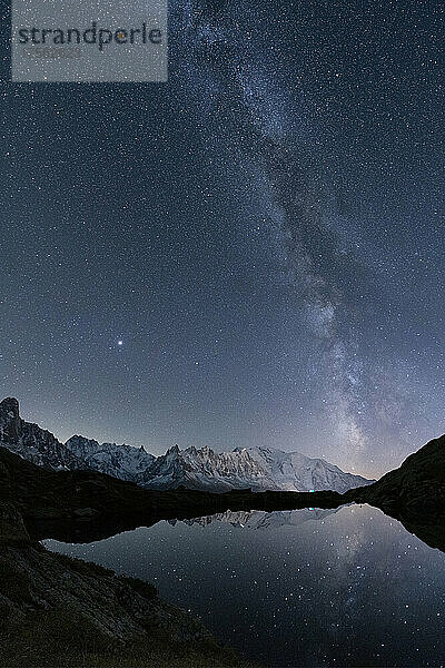 Milchstraße am Sternenhimmel über dem Mont Blanc und den Grandes Jorasses  Blick von den Lacs de Cheserys  Chamonix  Haute Savoie  Französische Alpen  Frankreich  Europa