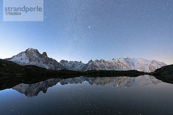 Sternenhimmel über dem schneebedeckten Mont Blanc  Grand Jorasses  Aiguille Vert gespiegelt in Lacs de Cheserys  Haute Savoie  Französische Alpen  Frankreich  Europa