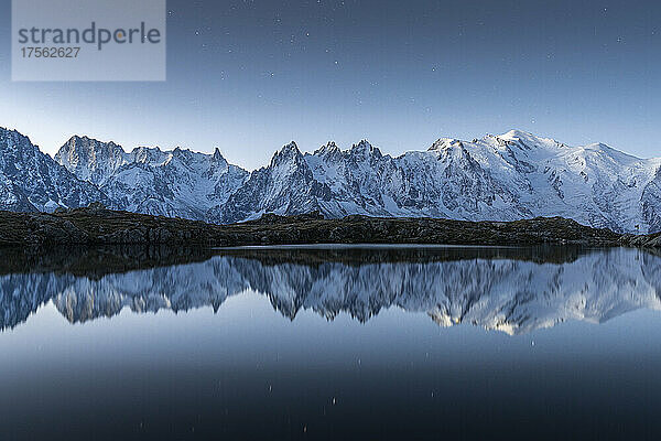 Lacs des Cheserys und Gipfel des Mont-Blanc-Massivs mit Schnee bedeckt bei Nacht  Chamonix  Haute Savoie  Französische Alpen  Frankreich  Europa