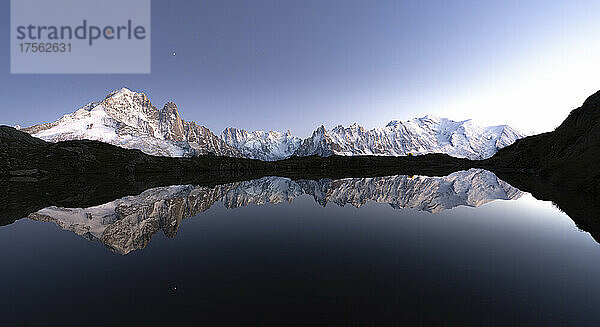 Schneebedeckte Gipfel des Mont-Blanc-Massivs spiegeln sich im klaren Wasser des Lacs de Cheserys in der Abenddämmerung  Chamonix  Hochsavoyen  Französische Alpen  Frankreich  Europa