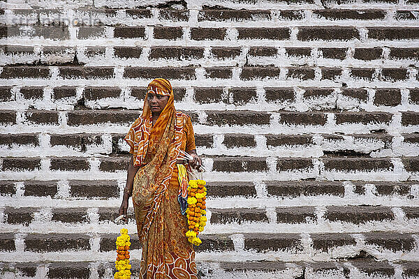 Indische Frau verkauft Malas (Blumengirlanden)  Panjim City (Panaji)  Goa  Indien  Asien