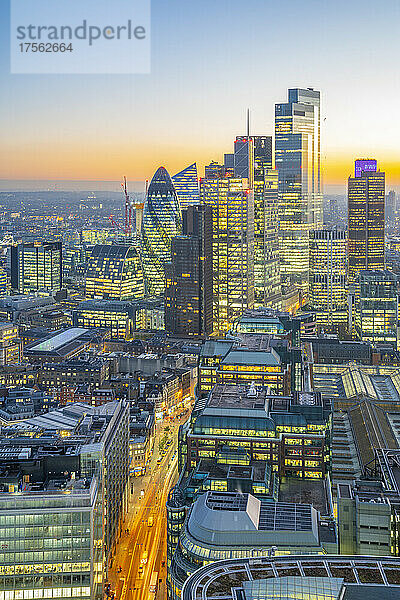 Blick auf die Wolkenkratzer der City of London in der Abenddämmerung vom Principal Tower  London  England  Vereinigtes Königreich  Europa