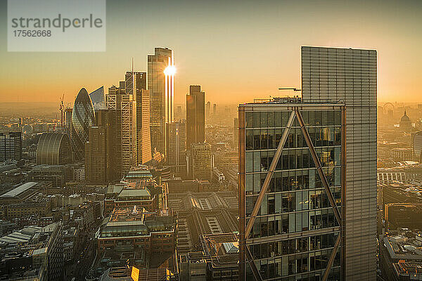 Blick auf die Wolkenkratzer der City of London und die St. Paul's Cathedral zur goldenen Stunde vom Principal Tower  London  England  Vereinigtes Königreich  Europa