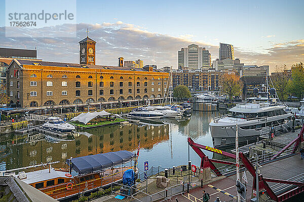 Blick auf St. Katharine Docks von erhöhter Position bei Sonnenaufgang  London  England  Vereinigtes Königreich  Europa