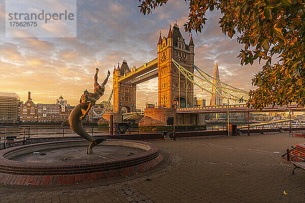Blick auf Tower Bridge  Mädchen mit Delphin  The Shard und Themse bei Sonnenaufgang  London  England  Vereinigtes Königreich  Europa