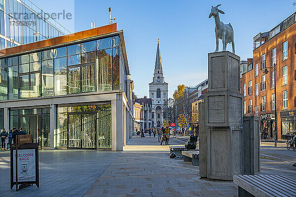 Blick auf Brushfield Street und Christ Church Spitalfields in der Nähe von Spitalfield Market  London  England  Vereinigtes Königreich  Europa