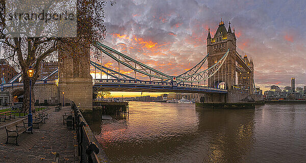 Panoramablick auf die Tower Bridge und die Themse mit dramatischem Himmel bei Sonnenaufgang  London  England  Vereinigtes Königreich  Europa