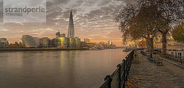 Panoramablick auf The Shard  South Bank und Themse mit dramatischem Himmel bei Sonnenaufgang  London  England  Vereinigtes Königreich  Europa