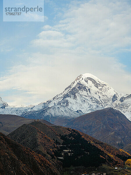 Sonnenaufgangsansicht der Dreifaltigkeitskirche Gergeti und des Berges Kazbek  Kazbegi  Georgien (Sakartvelo)  Zentralasien  Asien